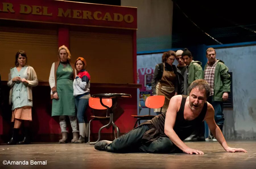 Escena de sarsuela: un home a terra davant del cor